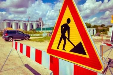 Çalışmalar devam ediyor, sınırlı üçgen işareti, inşaat alanında uyarı sembolü. 