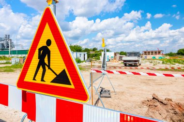Çalışmalar devam ediyor, sınırlı üçgen işareti, uyarı sembolü, inşaat alanında siper var.. 
