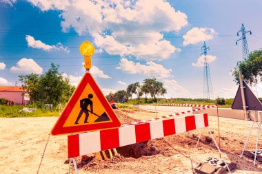 Sınır ve yanıp sönen ışık işaretleri inşaat alanındaki uyarı sembolleridir..