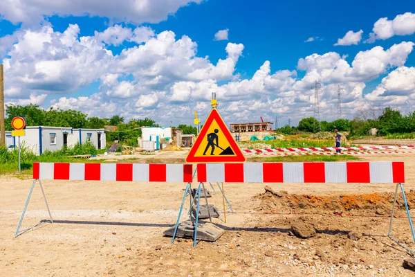 Pågående Arbete Triangel Tecken Med Gräns Försiktighet Symbol Skyttegrav Byggarbetsplatsen — Stockfoto