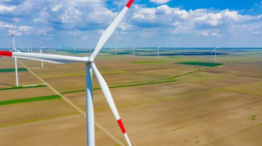 Yel değirmeni, rüzgar jeneratörü, türbin gibi büyük pervanelere yakın çekim alanı tarımsal zemine kinetik enerji dönüştürerek yenilenebilir temiz enerji üretmek içindir..