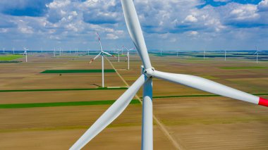 Yel değirmeni, rüzgar jeneratörü, türbin gibi büyük pervanelere yakın çekim alanı tarımsal zemine kinetik enerji dönüştürerek yenilenebilir temiz enerji üretmek içindir..