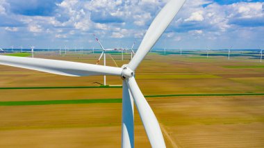 Yel değirmeni, rüzgar jeneratörü, türbin gibi büyük pervanelere yakın çekim alanı tarımsal zemine kinetik enerji dönüştürerek yenilenebilir temiz enerji üretmek içindir..