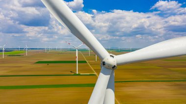 Yel değirmeni, rüzgar jeneratörü, türbin gibi büyük pervanelere yakın çekim alanı tarımsal zemine kinetik enerji dönüştürerek yenilenebilir temiz enerji üretmek içindir..