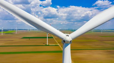 Yel değirmeni, rüzgar jeneratörü, türbin gibi büyük pervanelere yakın çekim alanı tarımsal zemine kinetik enerji dönüştürerek yenilenebilir temiz enerji üretmek içindir..