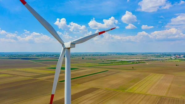 Yel değirmeni, rüzgar jeneratörü, türbin gibi büyük pervanelere yakın çekim alanı tarımsal zemine kinetik enerji dönüştürerek yenilenebilir temiz enerji üretmek içindir..