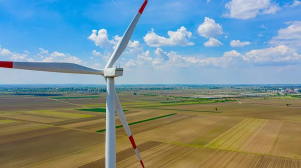 Yel değirmeni, rüzgar jeneratörü, türbin gibi büyük pervanelere yakın çekim alanı tarımsal zemine kinetik enerji dönüştürerek yenilenebilir temiz enerji üretmek içindir..