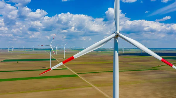 Yel değirmeni, rüzgar jeneratörü, türbin gibi büyük pervanelere yakın çekim alanı tarımsal zemine kinetik enerji dönüştürerek yenilenebilir temiz enerji üretmek içindir..