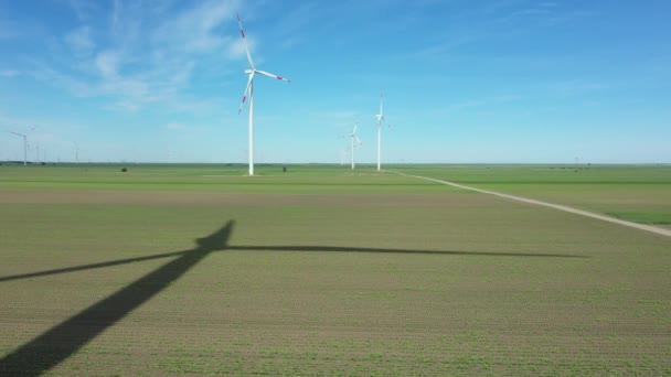 Vue Dessus Sur Ombre Longue Sous Éolienne Turbines Avec Pales — Video