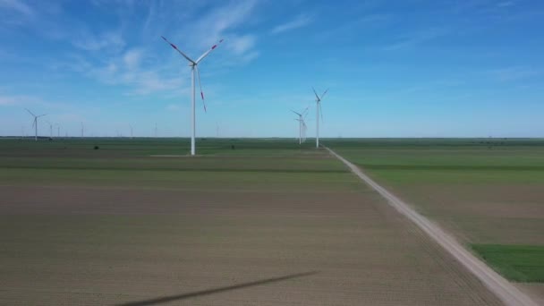 Yukarıda Büyük Rüzgar Santrallerinin Çiftliğinde Ilerleyen Doli Tarımsal Alanlar Arasında — Stok video