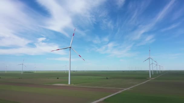 Dessus Vue Déplacement Des Poupées Dessus Ferme Grandes Éoliennes Sont — Video