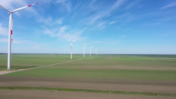 Birkaç Yel Değirmeni Rüzgar Jeneratörleri Türbinler Kinetik Enerjiyi Dönüştürerek Yenilenebilir — Stok video