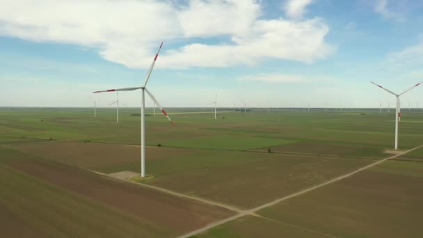 Büyük Rüzgar Enerjisi Türbinleri Tarımsal Alanların Arasında Duruyor Temiz Yeşil — Stok video