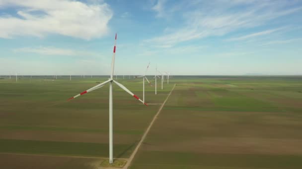 Oberhalb Des Parks Stehen Große Windkraftanlagen Zwischen Landwirtschaftlichen Feldern Die — Stockvideo