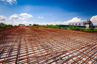 Beton için paslı ikinci dereceden takviye ağı inşa alanındaki köprüye yerleştirildi..