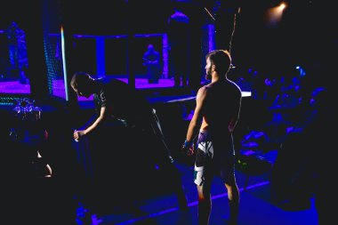 Yargıç, MMA rakibi, dövüşçü arenaya çıkmadan önceki son eleştirisini yapıyor. Sekizgen ringde, kuralsız dövüşler için..