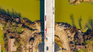 Üstten, üstten, bitmemiş köprüden, inşaat halindeki nehirden, inşaat alanından.