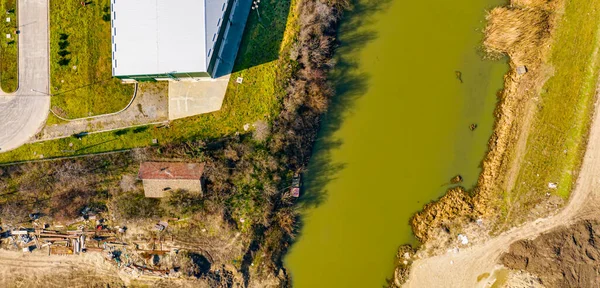 Top View Green River Coastlines Alfresco Improvised Warehouse Parts Disassembled — Stok fotoğraf