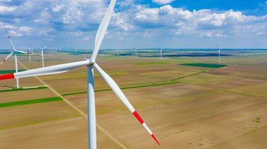 Yel değirmeni, rüzgar jeneratörü, türbin gibi büyük pervanelere yakın çekim alanı tarımsal zemine kinetik enerji dönüştürerek yenilenebilir temiz enerji üretmek içindir..