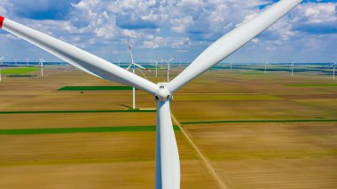 Yel değirmeni, rüzgar jeneratörü, türbin gibi büyük pervanelere yakın çekim alanı tarımsal zemine kinetik enerji dönüştürerek yenilenebilir temiz enerji üretmek içindir..