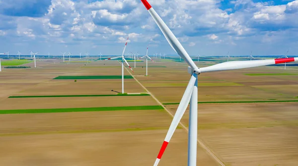 Yüksek Rüzgar Gücü Türbinleri Tarımsal Alanlar Arasında Duruyor Sürdürülebilir Kalkınma — Stok fotoğraf