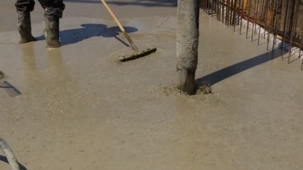 Riggers Workers Using Rake Leveling Concrete Pump Tube Pouring Building — Vídeo de Stock