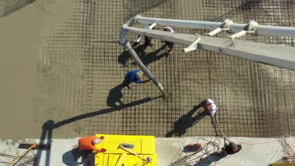 Aerial Top View Dolly Move Upward Construction Worker Directing Pump — Stok video