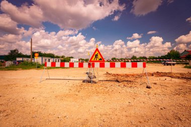 Çalışmalar devam ediyor, sınırlı üçgen işareti, uyarı sembolü, inşaat alanında siper var.. 