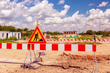 Çalışmalar devam ediyor, sınırlı üçgen işareti, uyarı sembolü, inşaat alanında siper var.. 