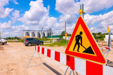 Çalışmalar devam ediyor, sınırlı üçgen işareti, inşaat alanında uyarı sembolü. 