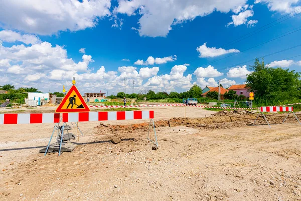 Çalışmalar devam ediyor, sınırlı üçgen işareti, uyarı sembolü, inşaat alanında siper var.. 