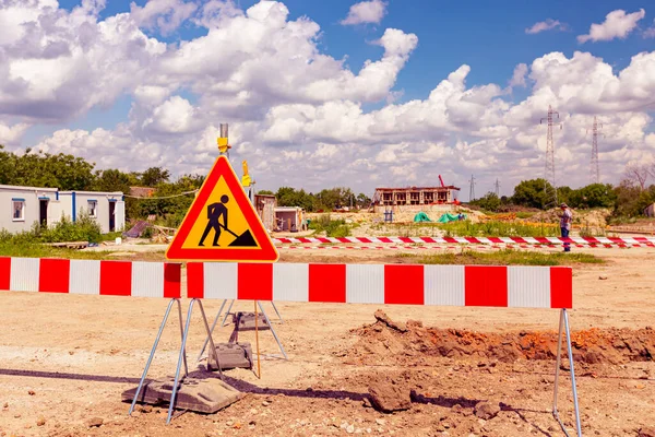 Çalışmalar devam ediyor, sınırlı üçgen işareti, uyarı sembolü, inşaat alanında siper var.. 