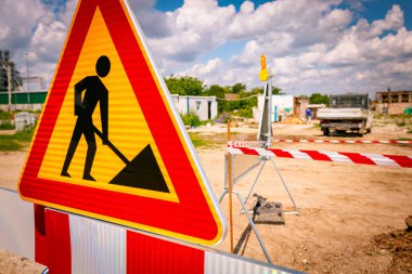 Çalışmalar devam ediyor, sınırlı üçgen işareti, uyarı sembolü, inşaat alanında siper var.. 