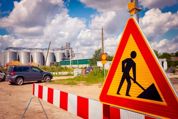 Çalışmalar devam ediyor, sınırlı üçgen işareti, inşaat alanında uyarı sembolü. 