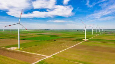 Büyük rüzgar enerjisi türbinleri tarımsal alanların arasında duruyor, temiz, yeşil yenilenebilir elektrik enerjisi üretiyorlar..