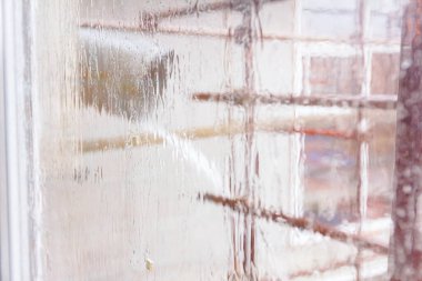 Su gideri, konut binasının geçici olukları, inşaat halindeki binanın camından dökülen yağmur..