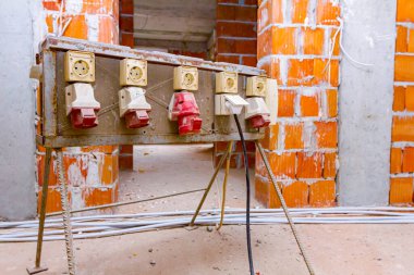 Sanayi çok fazlı güç prizleri ve prizleri olan dağıtım paneli inşaat alanına elektrik enerjisi sağlıyor.