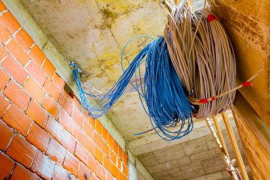 İnşaat halindeki bir binanın tavanındaki ikinci dereceden bir delikten geçen izole kablolardan ateş edilmiş..