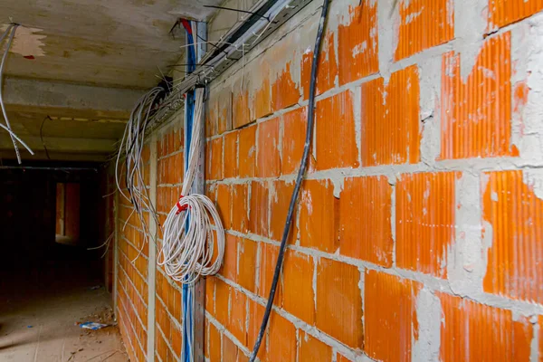 Verteilerkästen Für Elektrizität Ein Bündel Von Installationskabeln Kabelschächten Hängen Von — Stockfoto