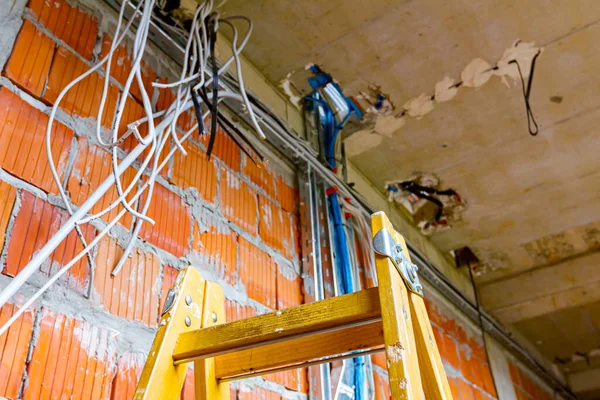 Kablolar Için Merdivenler Elektrik Için Dağıtım Kutuları Bir Grup Kablo — Stok fotoğraf