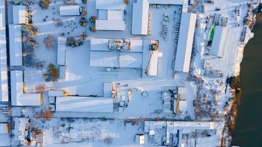 Üst manzara evlerin çatılarında kardan beyaz, kışın soğuk şehir manzarası..  