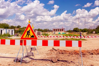 Çalışmalar devam ediyor, sınırlı üçgen işareti, uyarı sembolü, inşaat alanında siper var.. 