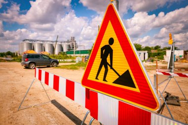 Çalışmalar devam ediyor, sınırlı üçgen işareti, uyarı sembolü, inşaat alanında siper var.. 