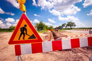 Sınır ve yanıp sönen ışık işaretleri inşaat alanındaki uyarı sembolleridir..