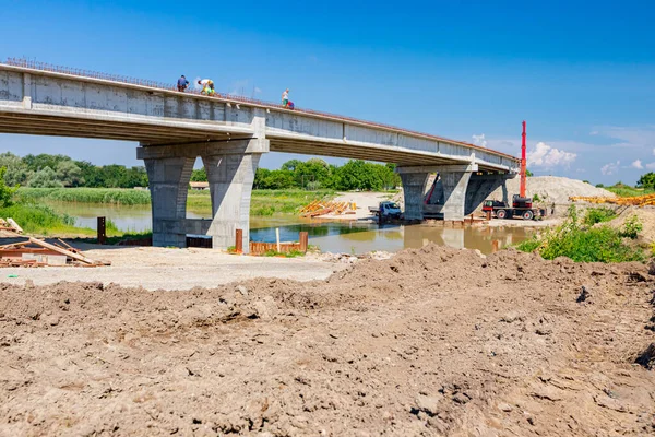 Team Workers Working Unfinished Bridge Road River Construction Building Site —  Fotos de Stock