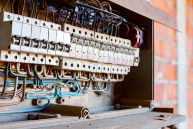 Sigorta kutusu, birçok kablo ve sigortanın bulunduğu kontrol paneli, inşaat alanında elektrik ve dağıtım için elektrik paneli..
