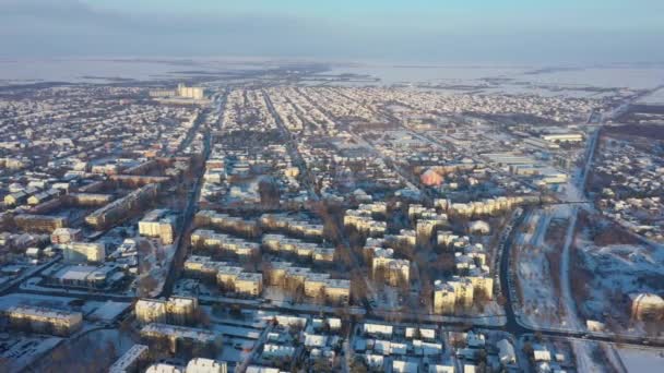 雪の白い家の建物や屋根の上で 空中の景色 大胆な動き 冬の凍てつく街並み — ストック動画