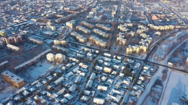 Havadan Manzara Kule Hareket Ediyor Evlerin Çatıları Binaları Kardan Beyaz — Stok video