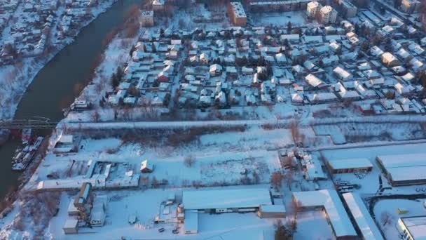 Vista Aérea Dolly Avanzar Los Edificios Techos Casas Blancas Nieve — Vídeos de Stock