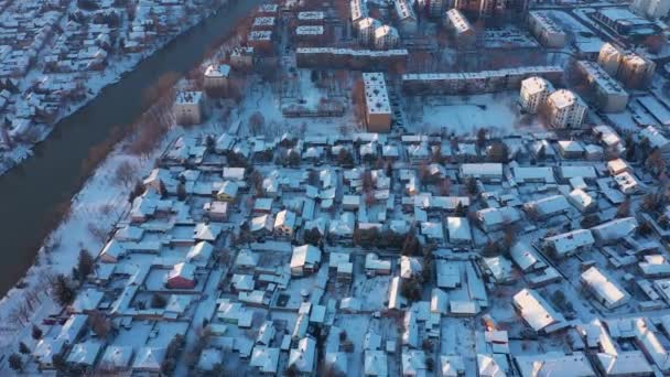 空中俯瞰着 娃娃似的向前走着 在雪白的房屋和房顶上 冬日里有影子 城市里有霜冻的景象 — 图库视频影像